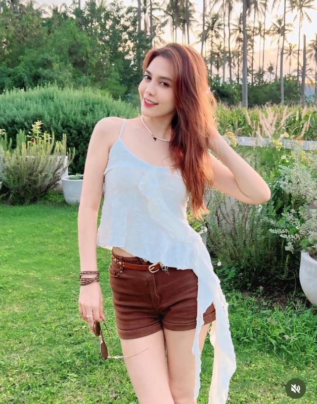 Punch Worakarn展示美丽造型的可爱照片