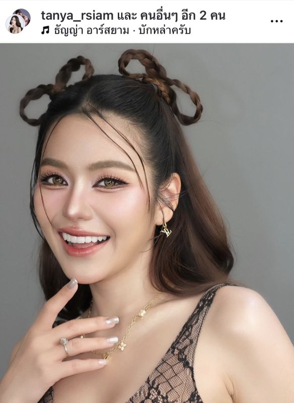 女歌手紧急入院!!无法转动脖子