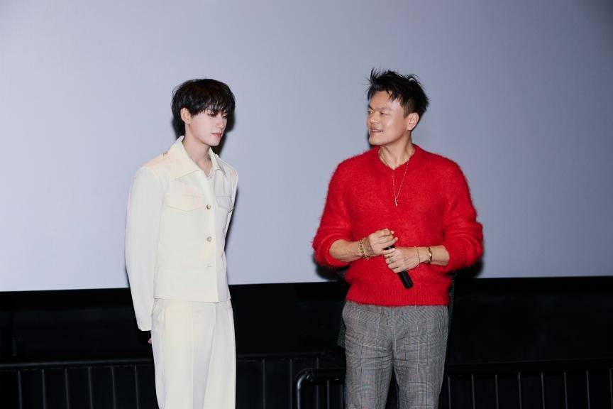 朴振英向姚琛赠送手绘创作demo现场照片