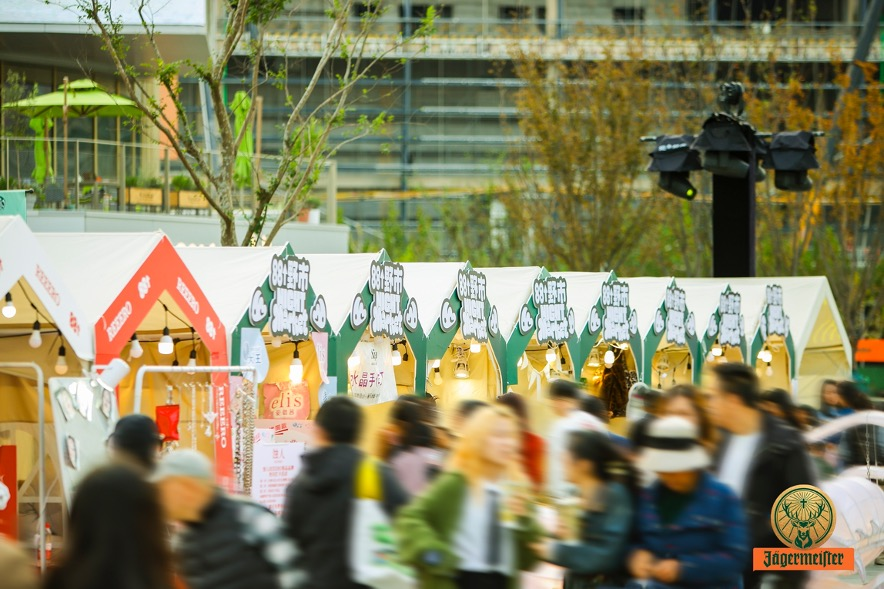 活动现场人群狂欢场景