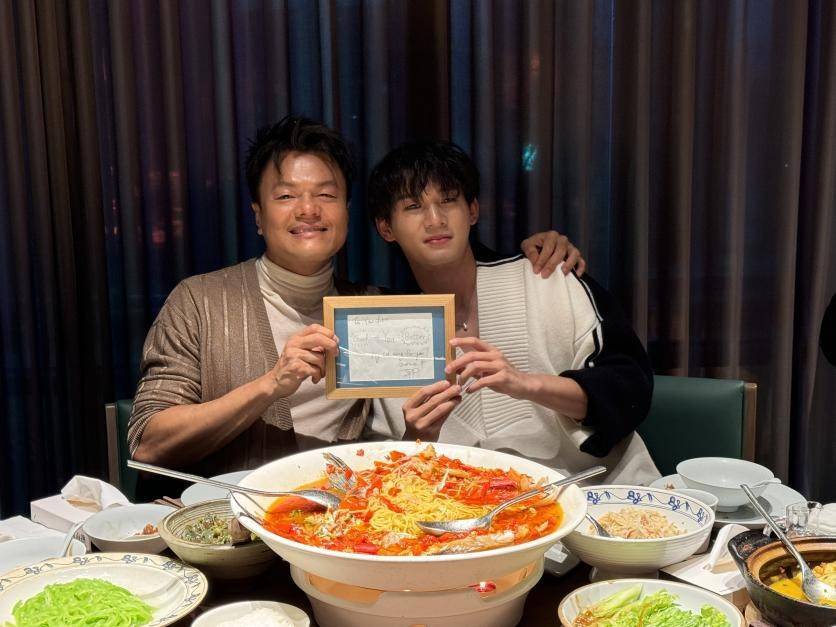 朴振英评价姚琛合作表现的发言场景